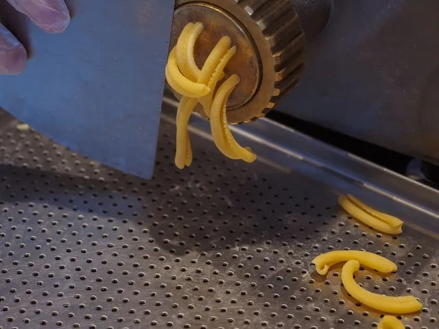 Extrudálógép működés közben, folyamatos gyártási eljárás közben