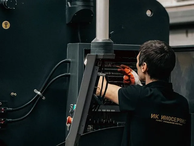 Szakember az extrudergép vezérlőpaneljét és paramétereit állítja be