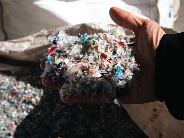Műanyag granulátum közelről, az extrudálás alapanyaga