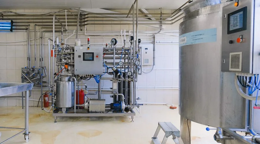 Extrudergép-kezelő képzés a MODELLO Intézetben — ipari extrudálógép kezelése gyakorlati oktatáson