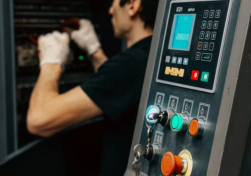 Extrudergép-kezelő gyakorlati oktatás — gépbeállítás és vezérlőpanel-kezelés közelről