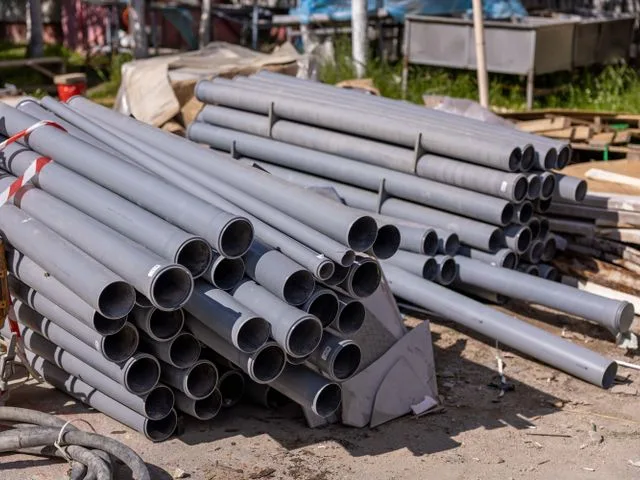 Extrudált műanyag csövek egymásra rakva a gyártás után